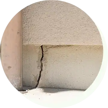 外壁や基礎にヒビ割れ